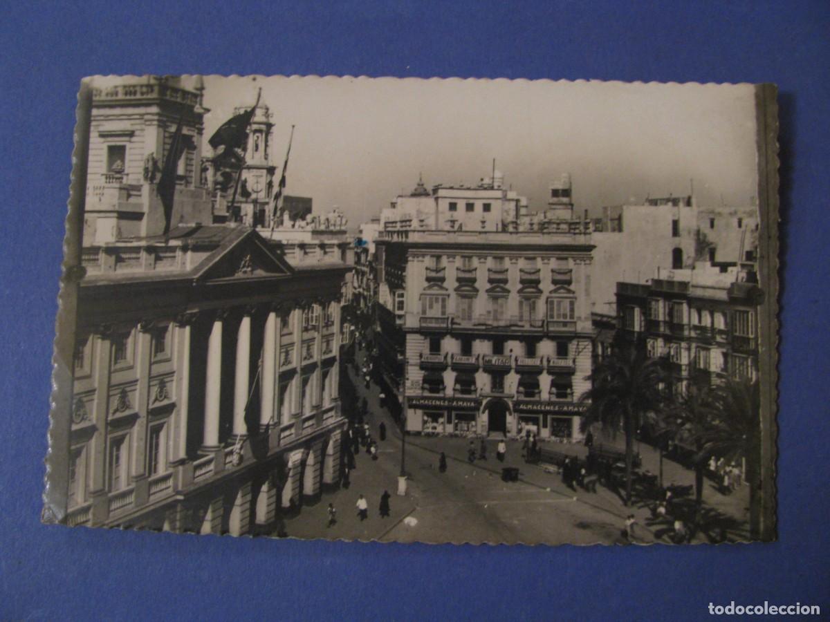 Postales: POSTAL FOTOGRAFICA DE CADIZ. AYUNTAMIENTO Y ALMACENES AMAYA. CIRCULADA.