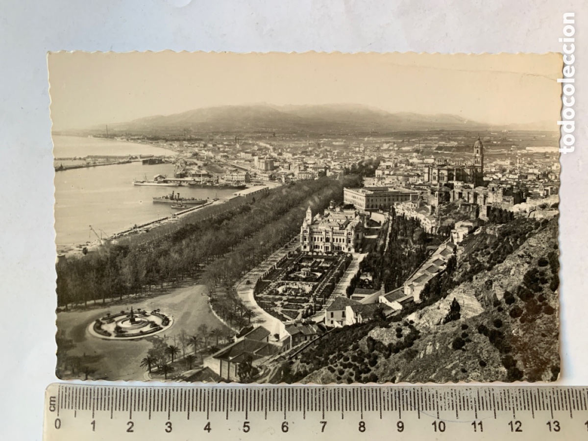 Postales: POSTAL. MALAGA. VISTA GENERAL DEL PARQUE, AYUNTAMIENTO Y ADUANA. EDICIONES ARRIBAS.