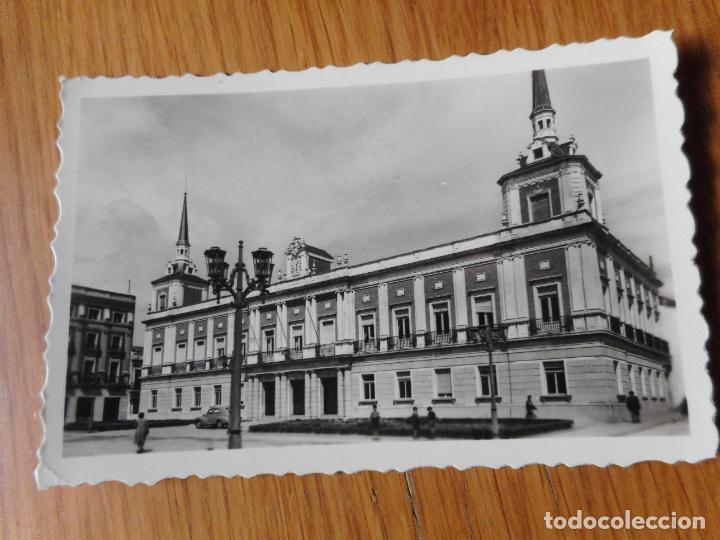 Postales: ANTIGUA POSTAL PALACIO MUNICIPAL HUELVA. ARRIBAS N&ordm; 70 MATASELLO 1956