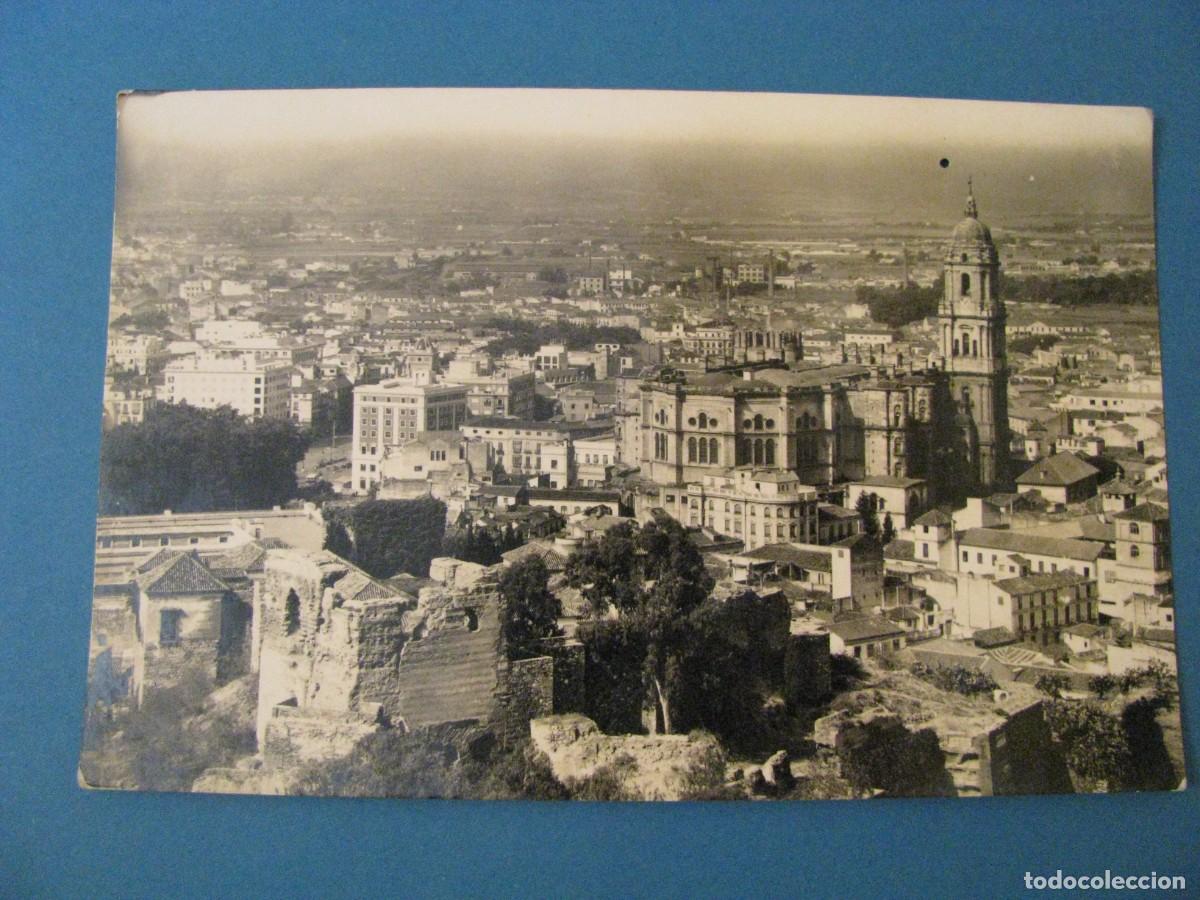 Postales: POSTAL FOTOGR&Aacute;FICA DE MALAGA. CATEDRAL Y VISTA PARCIAL. ARRIBAS 1014.