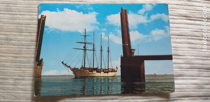 Postkarten: CADIZ-RV-150X105mm-N&ordm;88-CIRCULADA-EL JUAN SEBASTIAN ELCANO CRUZANDO EL PUENTE SOBRE LA BAHIA