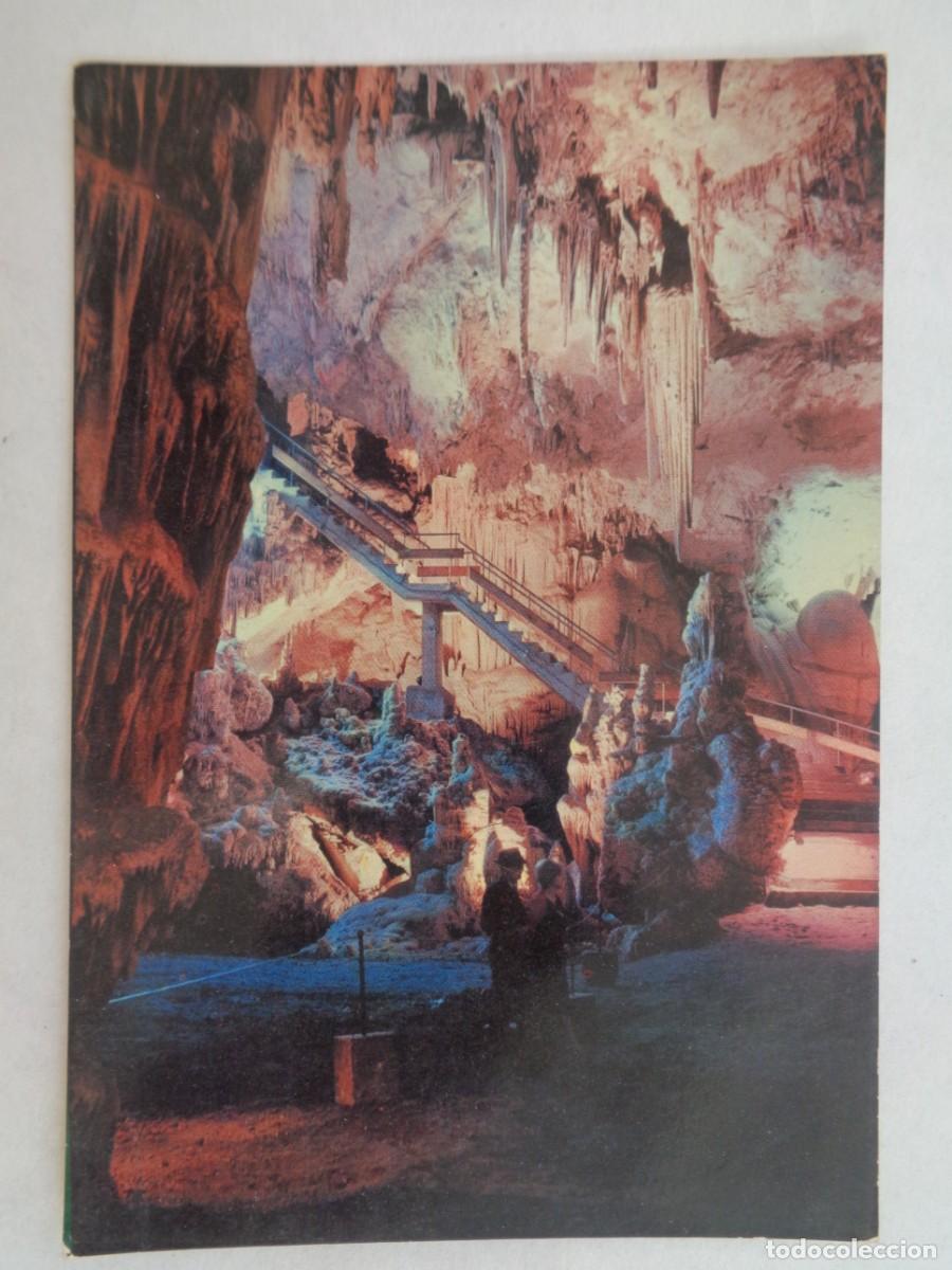 Postales: POSTAL DE LA CUEVA DE NERJA ( MALAGA ): ESCALERA DE ENTRADA A LA SALA DE LA CASCADA . A&Ntilde;OS 60