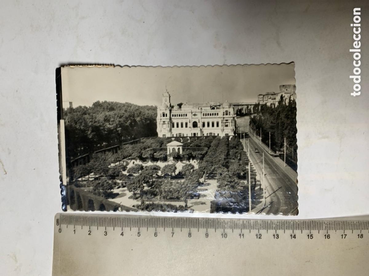 Postales: POSTAL. MALAGA. JARDINES Y AYUNTAMIENTO. ED. &mdash;-. FECHADA, 9 AGOSTO 1954.