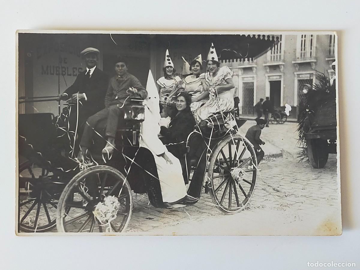 Cartoline: TARJETA POSTAL: CARNAVALES, CARRO CON PASAJEROS DISFRAZADOS - LOCALIDAD SIN IDENTIFICAR - A&ntilde;os 20/30