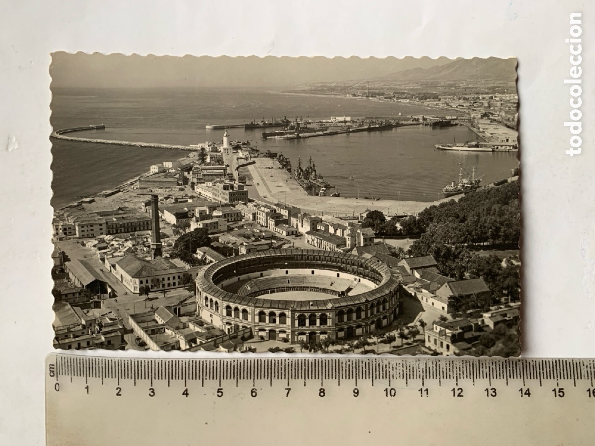 Postales: POSTAL. MALAGA. PLAZA DE TOROS Y PUERTO. ED. GARCIA GARRABELLA Y CIA.