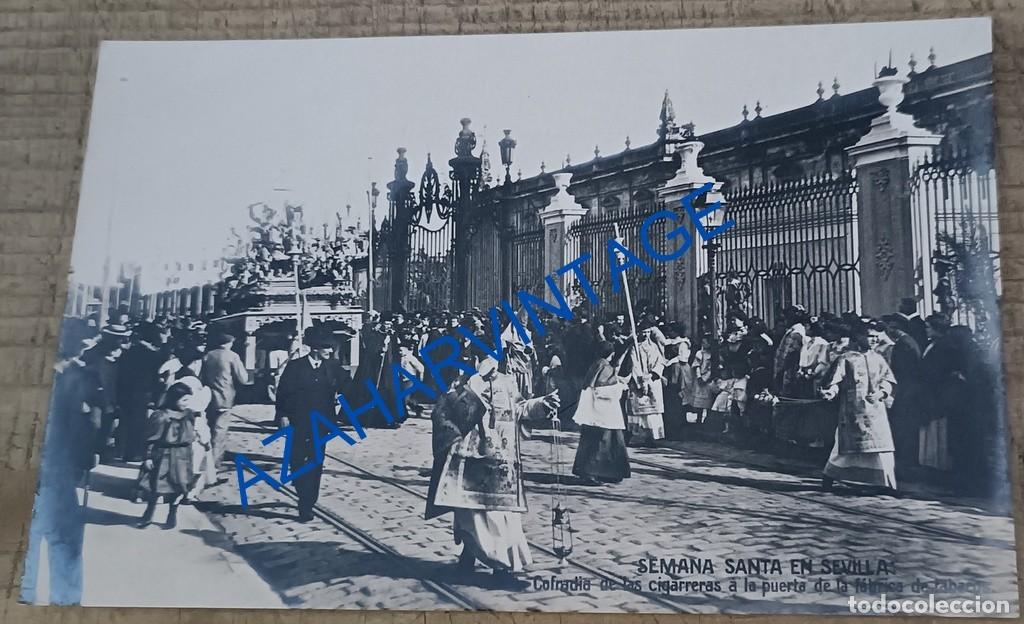 Postales: POSTAL FOTOGRAFICA SEMANA DE SANTA DE SEVILLA-COFRADIA DE LAS CIGARRERAS A LA PUERTA DE LA