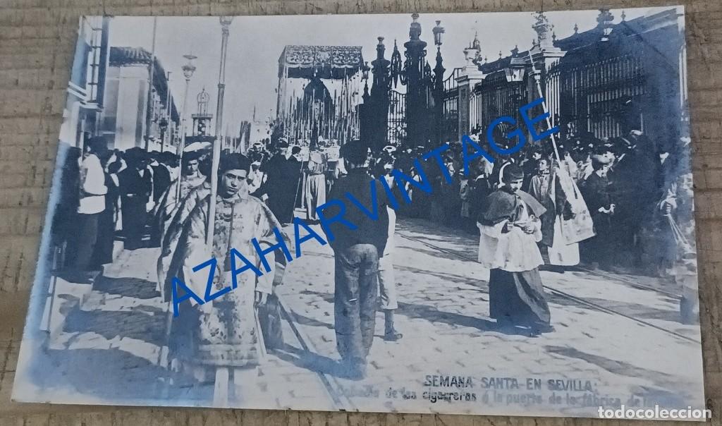 Postales: POSTAL FOTOGRAFICA SEMANA DE SANTA DE SEVILLA-COFRADIA DE LAS CIGARRERAS A LA PUERTA DE LA