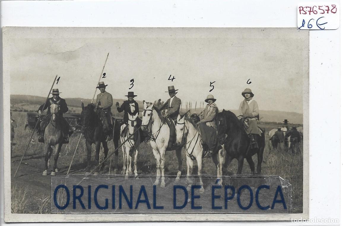 Cartoline: (PS-76578)POSTAL FOTOGRAFICA DESCONOCIDA-PASEO A CABALLO POR LA GANADERIA.MIRAR REVERSO