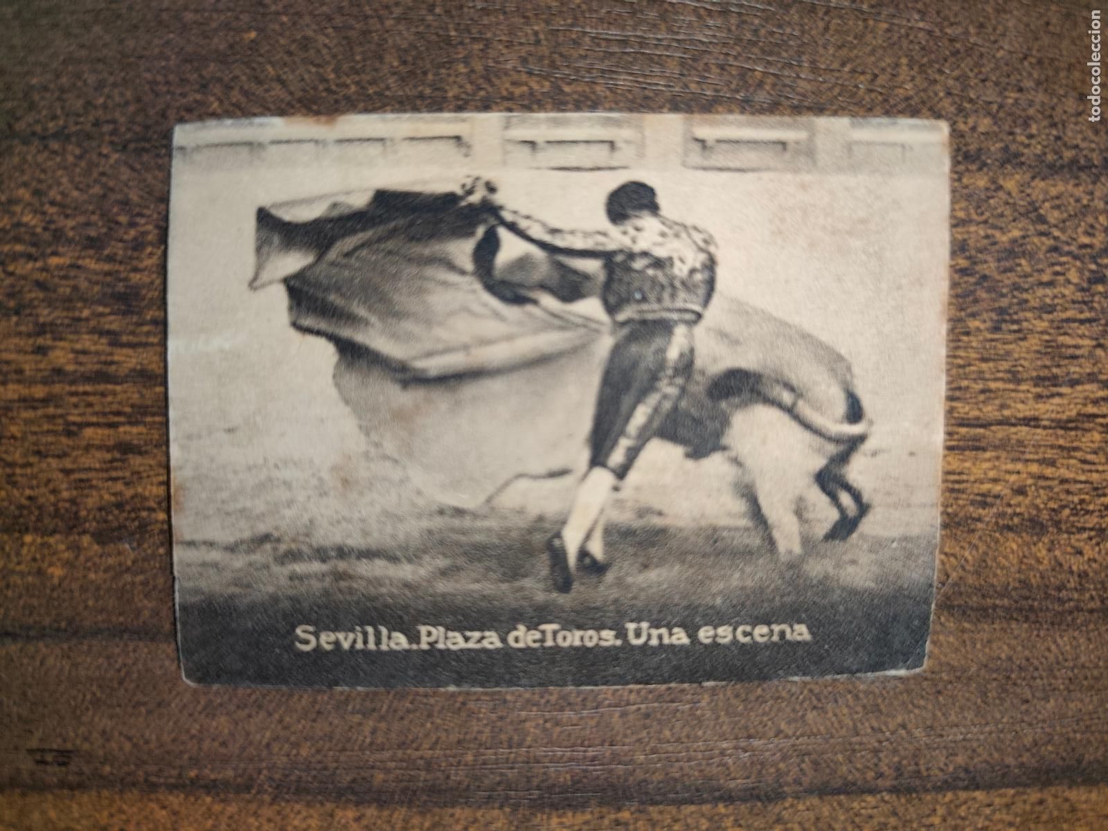 Cartoline: POSTAL ORIGINAL DECADA DE LOS A&Ntilde;OS 30. SEVILLA, PLAZA DE TOROS, UNA ESCENA. LEER
