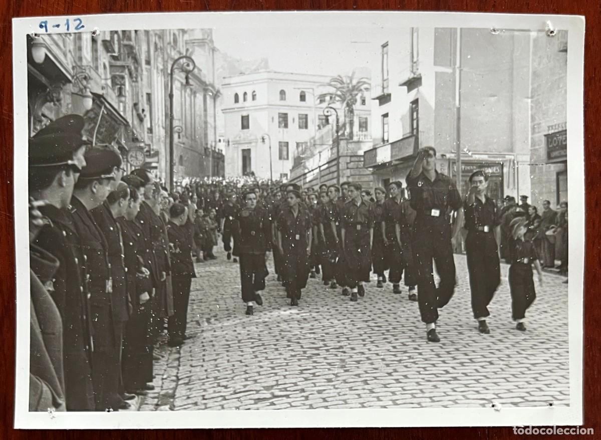 Cartoline: FOTOGRAFIA DE JAEN, DESFILE DE FALANGE Y FRENTE DE JUVENTUDES, 15 DE MARZO 1942, MIDE 12 X 8,5 CMS.