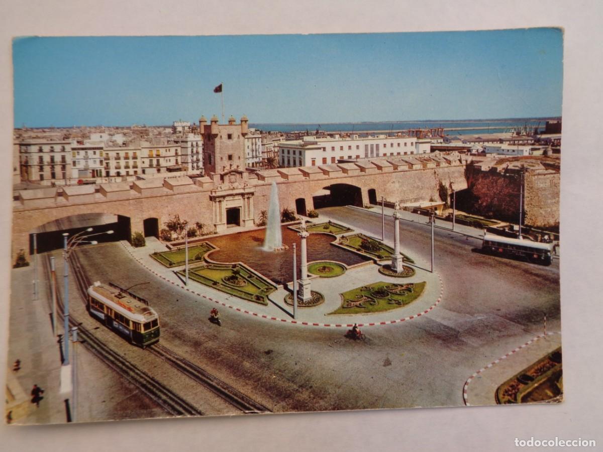 Postkarten: POSTAL DE CADIZ : PUERTAS DE TIERRA . A&Ntilde;OS 60, TRANVIA , ETC