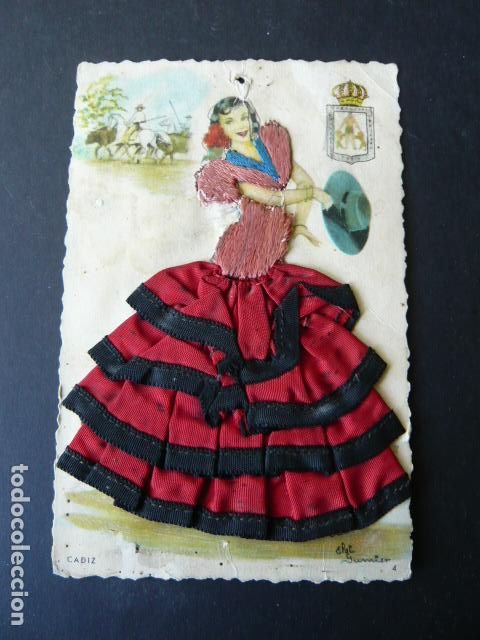 Postkarten: CADIZ MUJER CON TRAJE TIPICO POSTAL BORDADA
