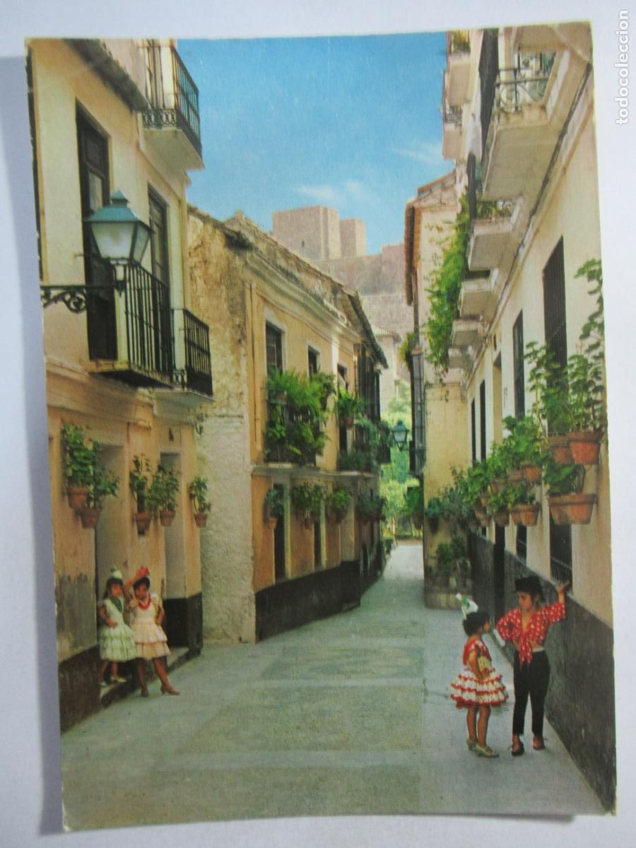 Postales: M&aacute;laga - Calle t&iacute;pica, al fondo la Alcazaba - S/C