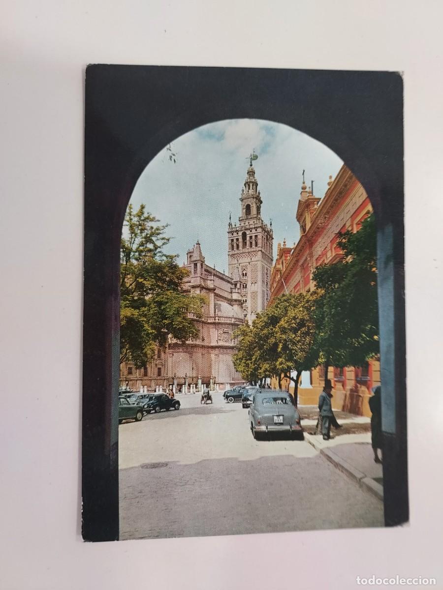Postales: POSTAL SEVILLA REALES ALCAZARES LA GIRALDA DESDE EL PATIO DE BANDERAS. 1959. SIN CIRCULAR