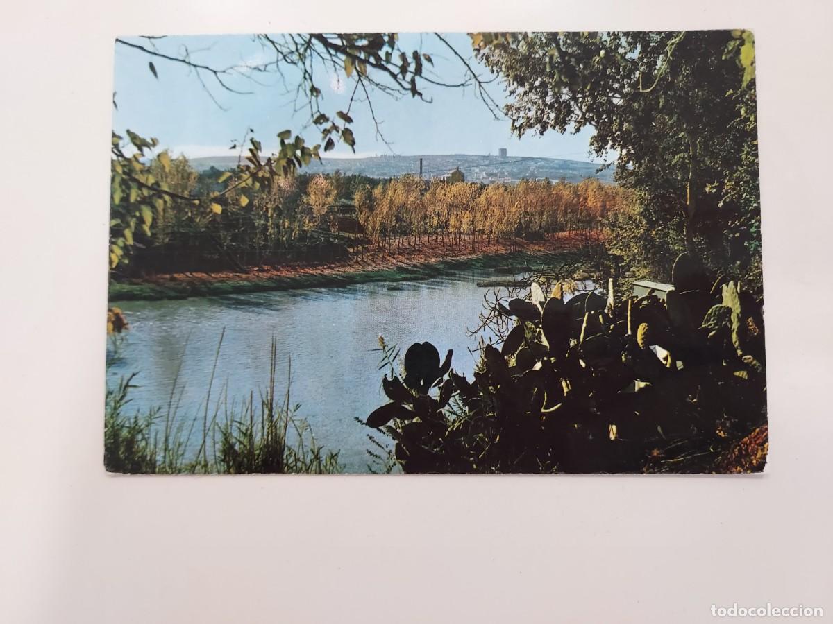 Postales: POSTAL MENGIBAR VISTA DEL PUEBLO DESDE EL GUADALQUIVIR. 1968. CIRCULADA. JAEN. MATASELLOS MENGIBAR