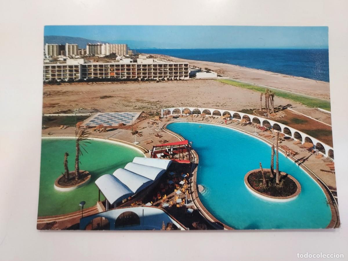 Postales: POSTAL ROQUETAS DE MAR URBANIZACION PLAYA Y PISCINAS HOTEL PLAYA SOL. 1977. SIN CIRCULAR. ALMERIA