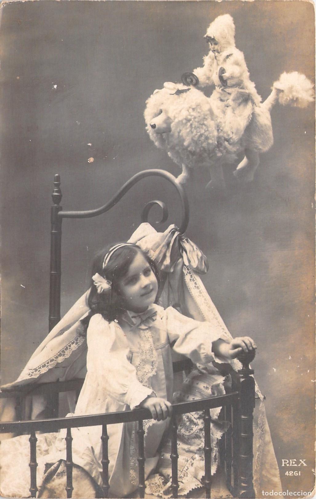 Postales: Postal de Ni&ntilde;a en Cuna con Montaje Fant&aacute;stico de Caniche Volador
