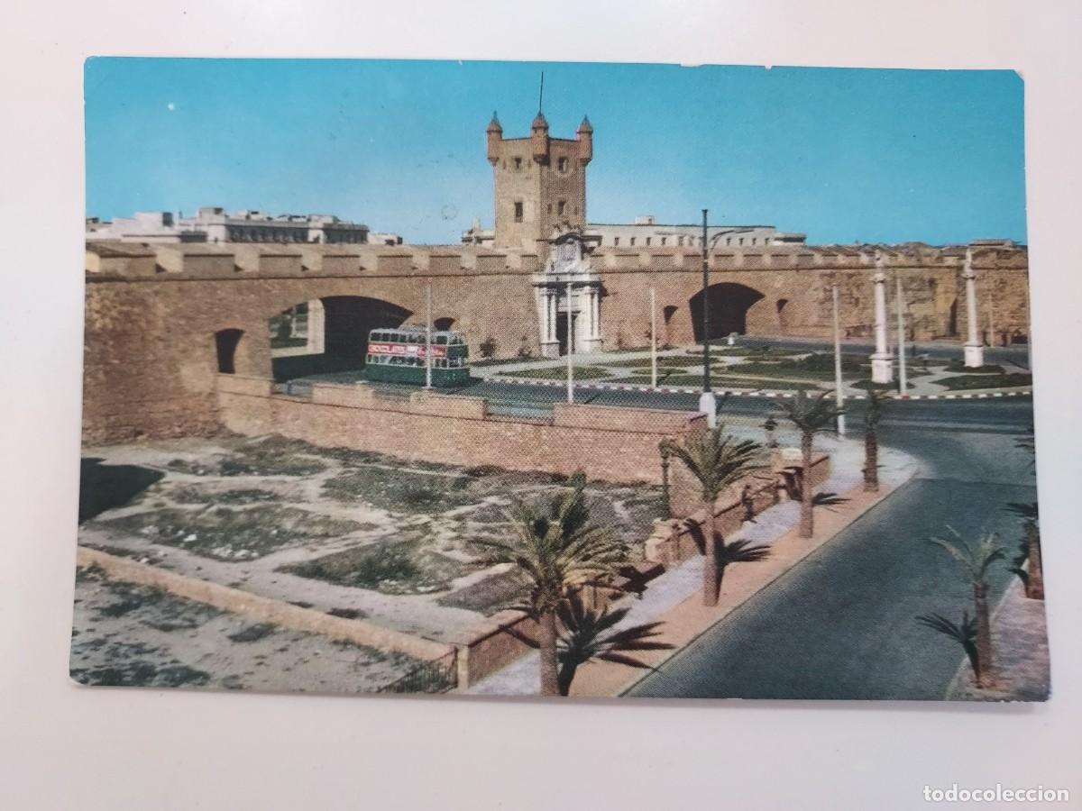 Postales: POSTAL CADIZ PUERTAS DE TIERRA. 1960. SIN CIRCULAR. HELIOTIPIA 5