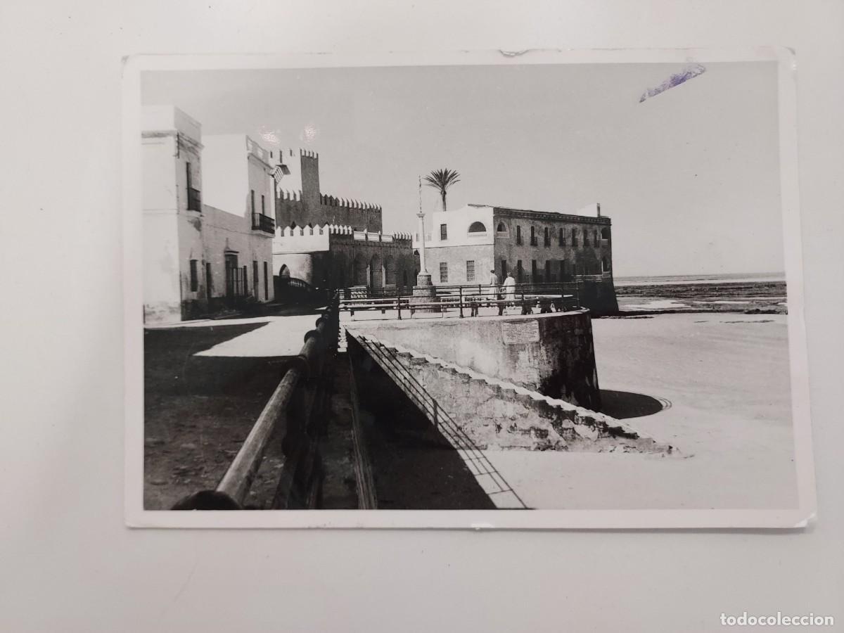 Postales: POSTAL CHIPIONA CRUZ DE LA MAR Y HOTEL CASTILLO. ESCRITA EN 1965. CADIZ. GUTENBERG SANLUCAR
