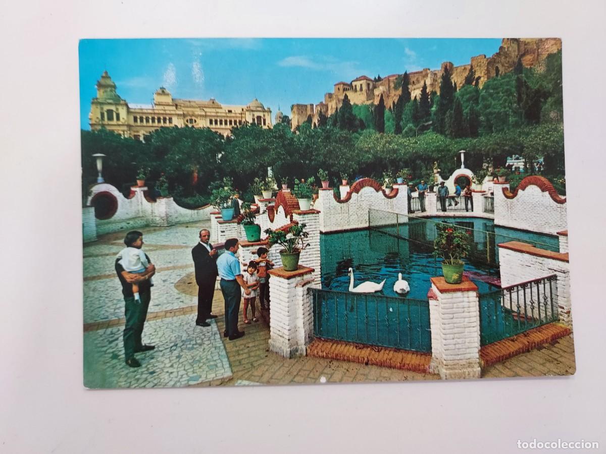 Postales: POSTAL MALAGA ESTANQUE DEL PARQUE AL FONDO AYUNTAMIENTO ALCAZABA. 1969. SIN CIRCULAR