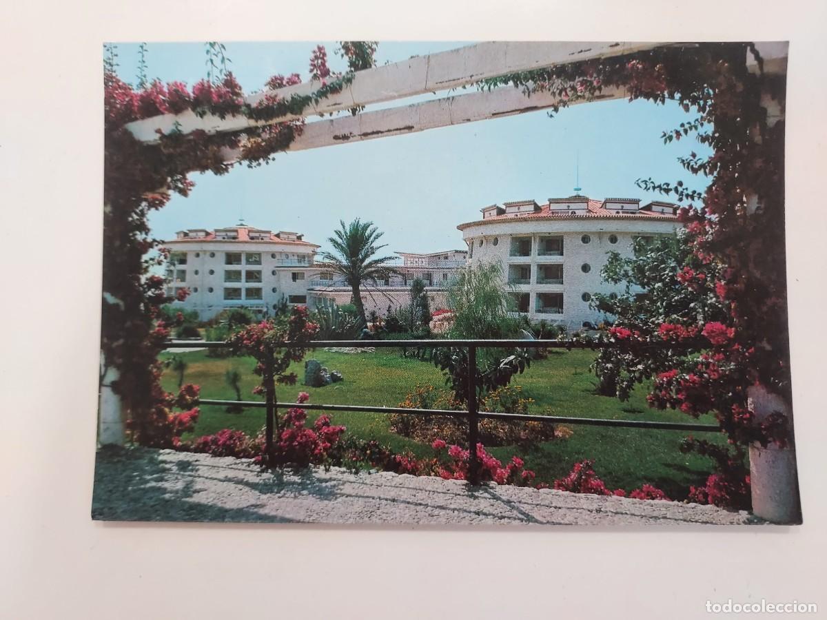 Postales: POSTAL FUENGIROLA HOTEL MARE NOSTRUM VISTA DESDE JARDINES. 1969. SIN CIRCULAR. MALAGA