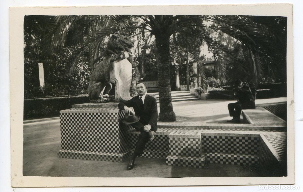 Postales: Sevilla, postal fotogr&aacute;fica de caballero en la fuente de los leones del Parque de Maria Luisa