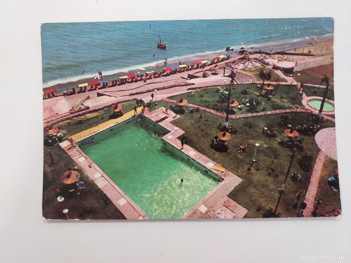 Postales: POSTAL TORREMOLINOS HOTEL TRITON VISTA DE LA PISCINA Y PLAYA. 1961. SIN CIRCULAR. MALAGA