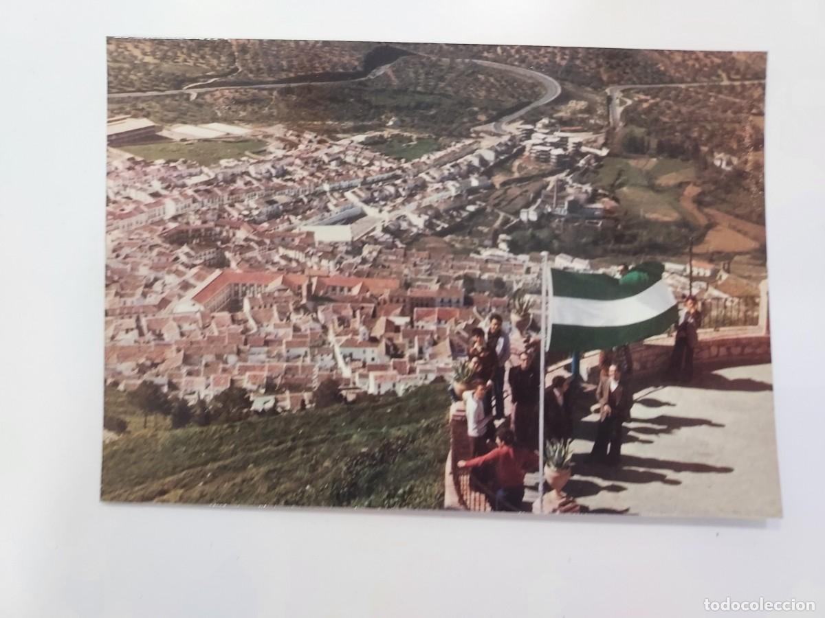 Postales: POSTAL ARCHIDONA VISTA PARCIAL. 1977. ESCRITA. MALAGA. GRUPO PERSONAS ANIMADA BANDERA ANDALUCIA
