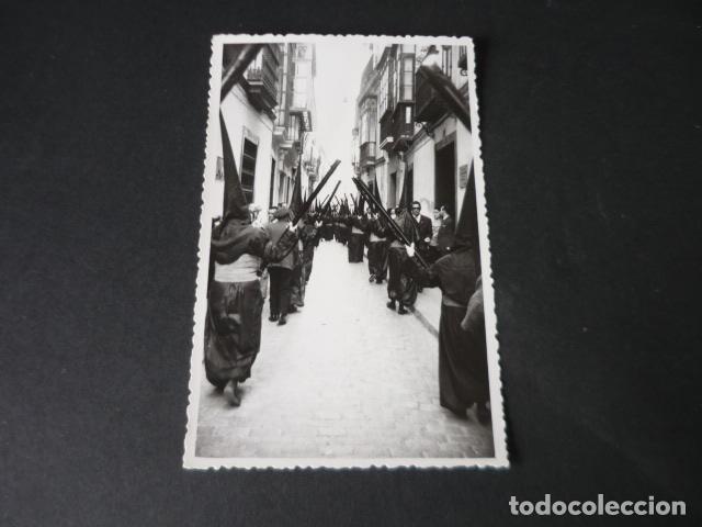 Postales: SEVILLA SEMANA SANTA PROCESI&Oacute;N NAZARENOS DEL CALVARIO POSTAL FOTOGRAFICA SERRANO FOTOGRAFO