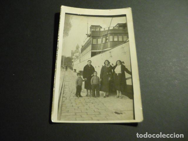 Postkarten: MALAGA GRUPO EN MUELLE JUNTO A BARCO POSTAL FOTOGRAFICA