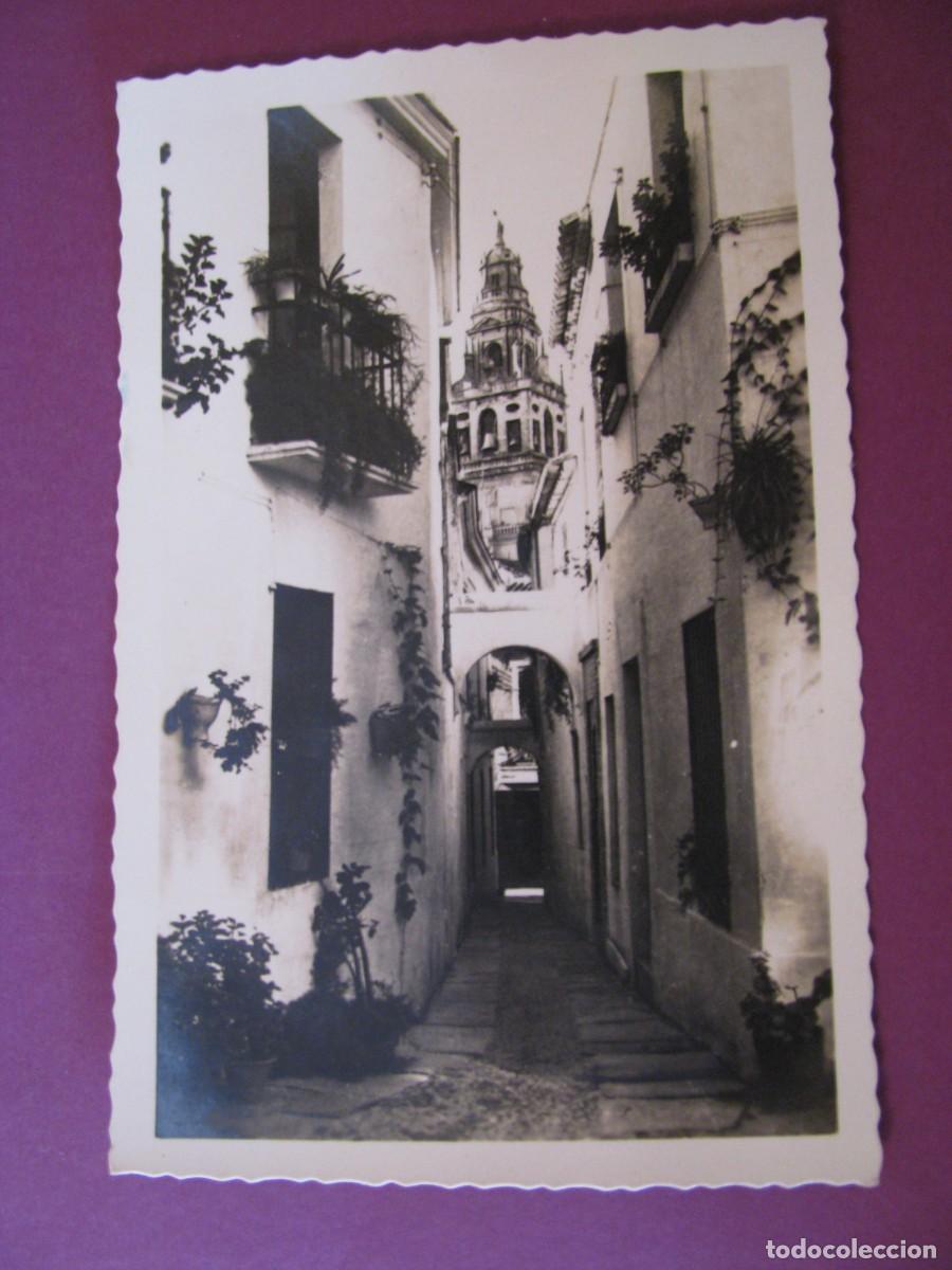 Postales: POSTAL FOTOGRAFICA DE CORDOBA. VISTA DE LA CALLEJA DE LAS FLORES. ARRIBAS. ESCRITA 1956