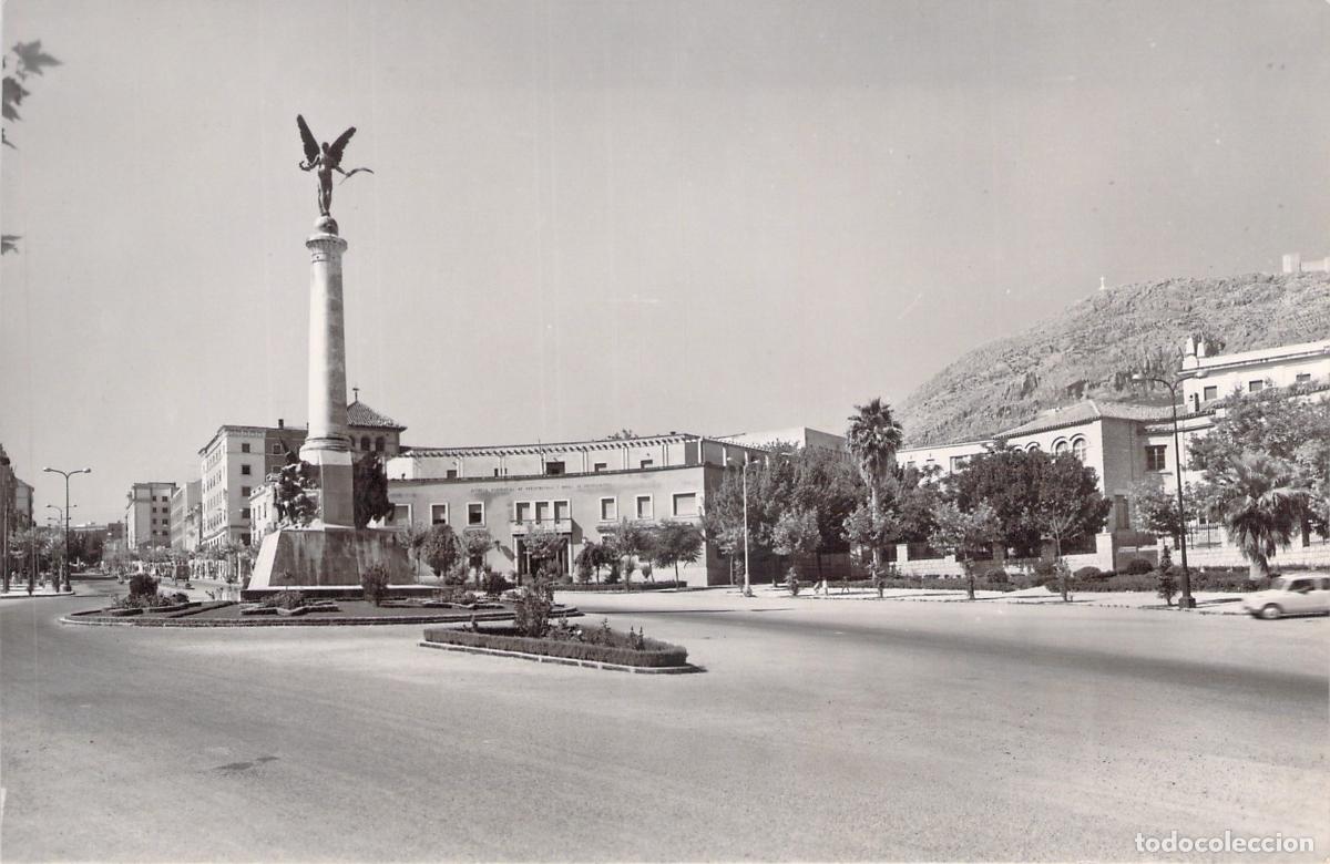 Postales: Postal de la Plaza de las Batallas con Monumento en Ja&eacute;n