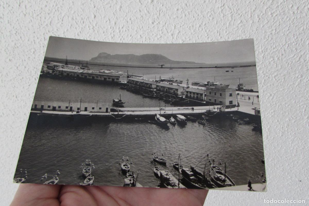Postales: ALGECIRAS (C&Aacute;DIZ).- EL PUERTO. AL FONDO, EL PE&Ntilde;&Oacute;N DE GIBRALTAR CIRCULADA