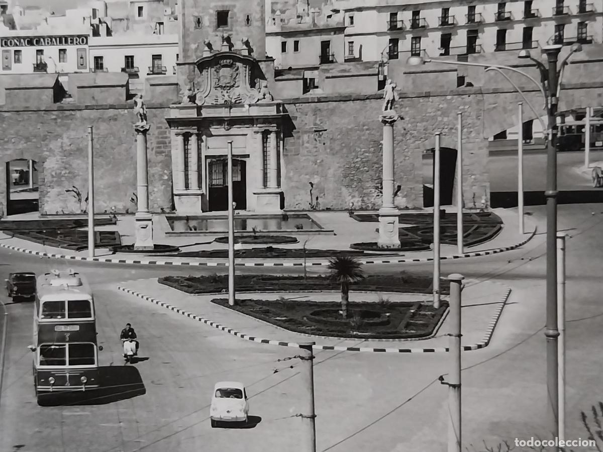 Postales: CADIZ ENTRADA POR LA PUERTA TIERRA ED ARRIBAS 1080 ESCRITA A&Ntilde;O 1961 PRECIOSA ANIMADA
