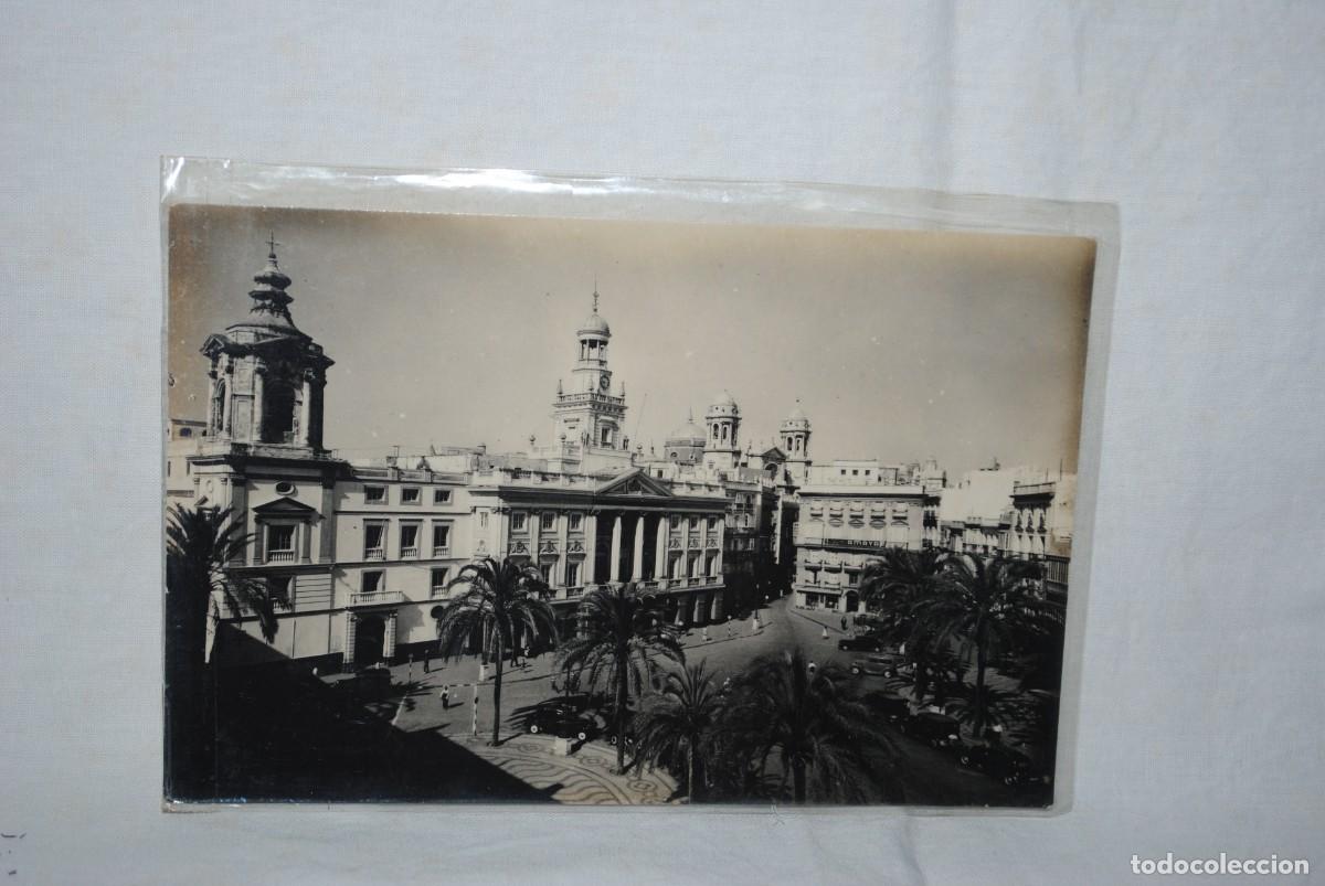 Postales: CADIZ , PLAZA SAN JUAN DE DIOS , Y AYUNTAMIENTO .