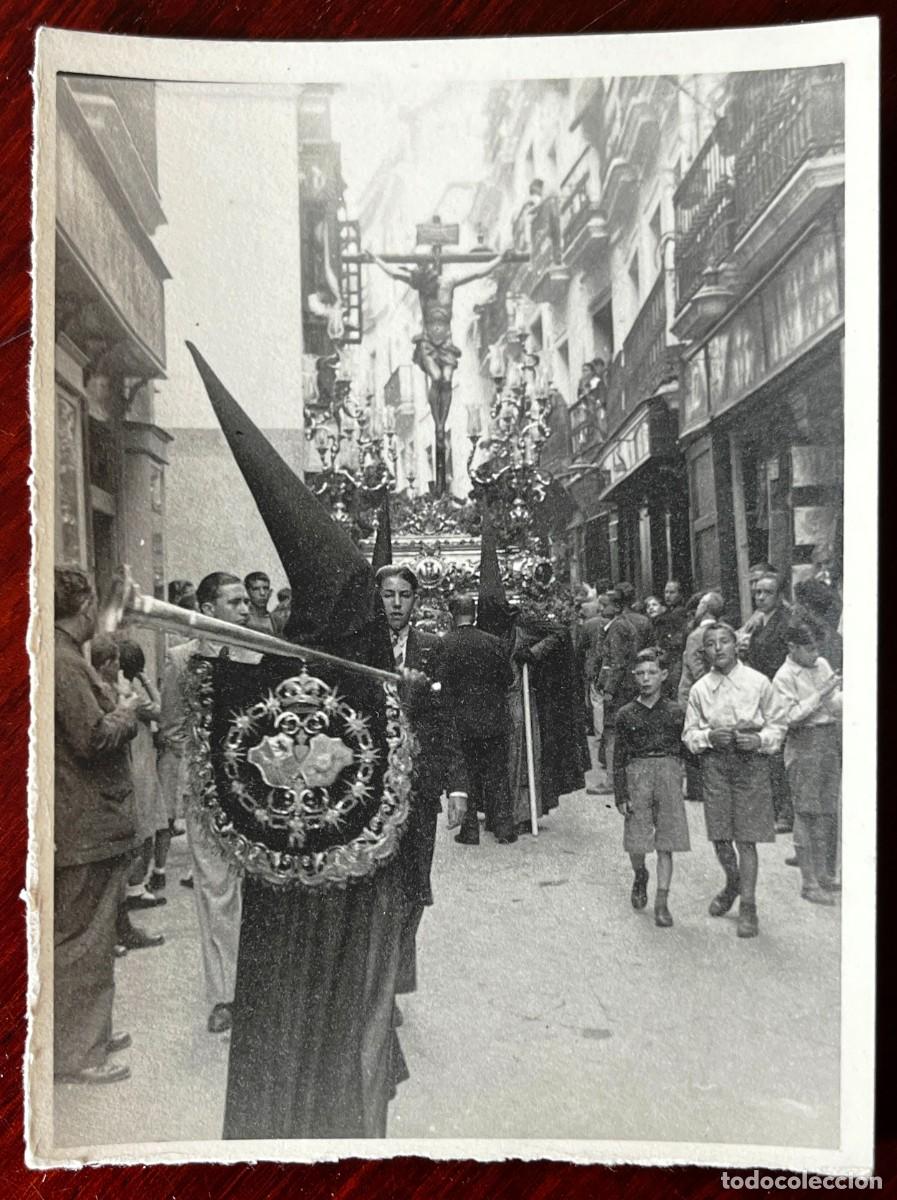 Postales: Antigua fotografia de Sevilla, el paso del Cristo de la Salud de la Hermandad de San Bernardo , mid