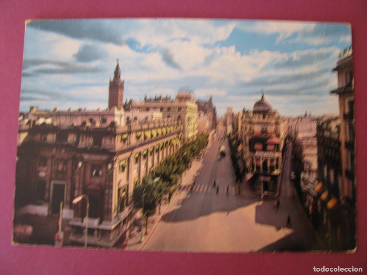 Postales: POSTAL DE SEVILLA. AVENIDA JOSE ANTONIO. AL FONDO LA GIRALDA. SUBI. ESCRITA 1966