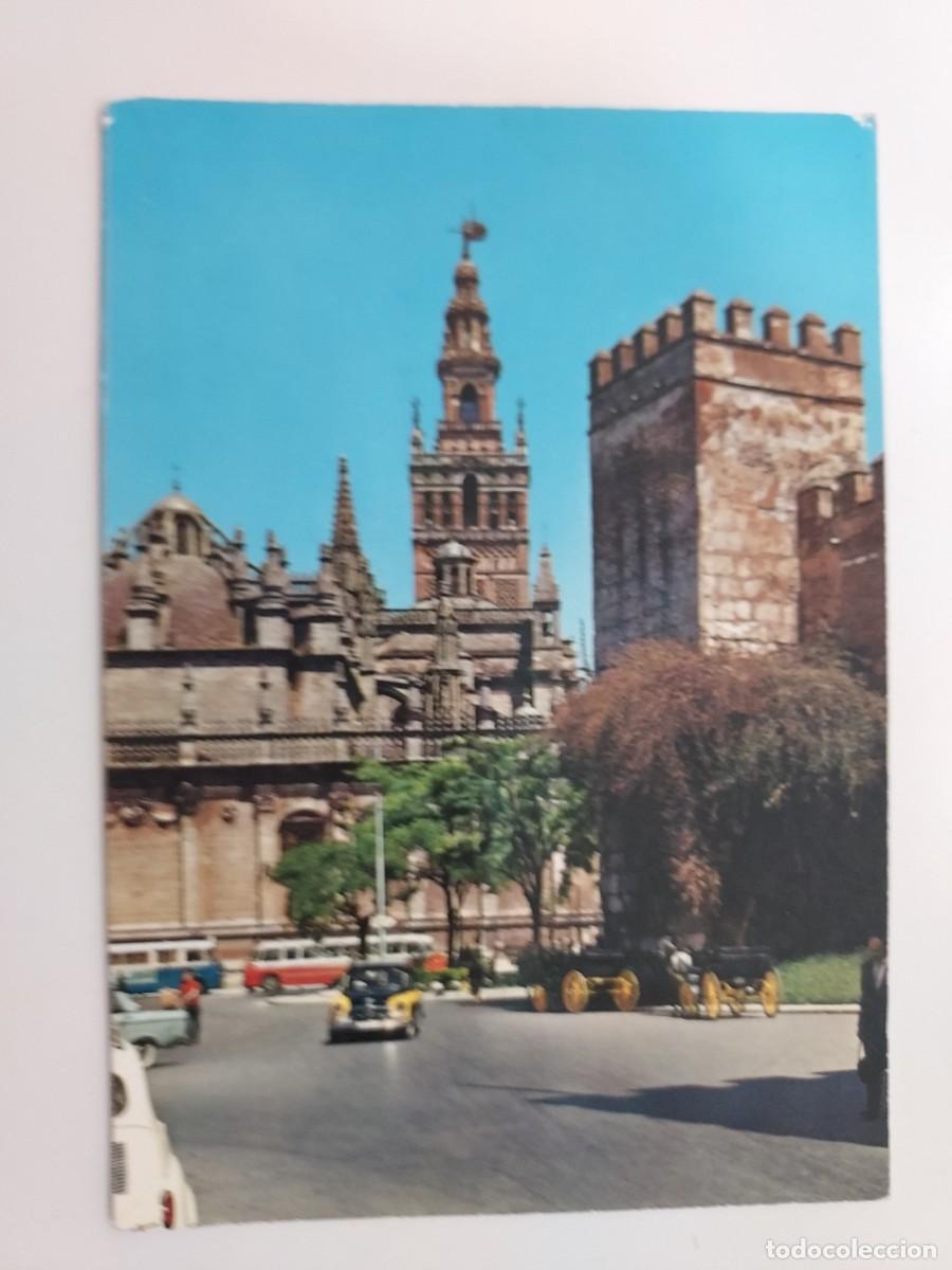 Postales: POSTAL SEVILLA MURALLAS DE LOS REALES ALCAZARES Y GIRALDA. 1963. SIN CIRCULAR. TAXI