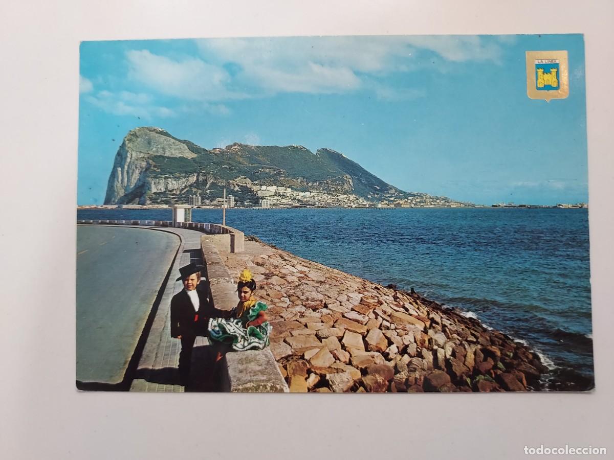 Postales: POSTAL LA LINEA PAREJA NI&Ntilde;OS ANDALUCES AL FONDO PE&Ntilde;ON GIBRALTAR. 1970. SIN CIRCULAR. CADIZ