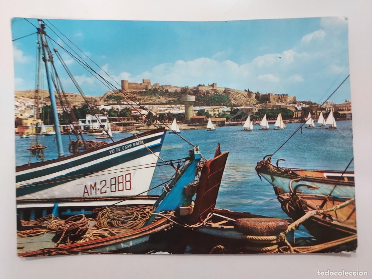 Postales: POSTAL ALMERIA EL PUERTO Y LA ALCAZABA. 1964. CIRCULADA. MATASELLOS CIUDAD JARDIN