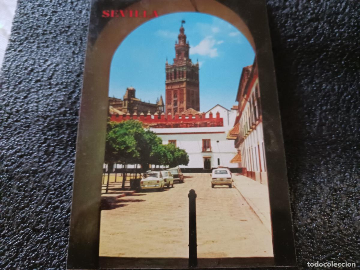 Postales: 3995 SEVILLA. patio banderas con la giralda al fondo, col. triana