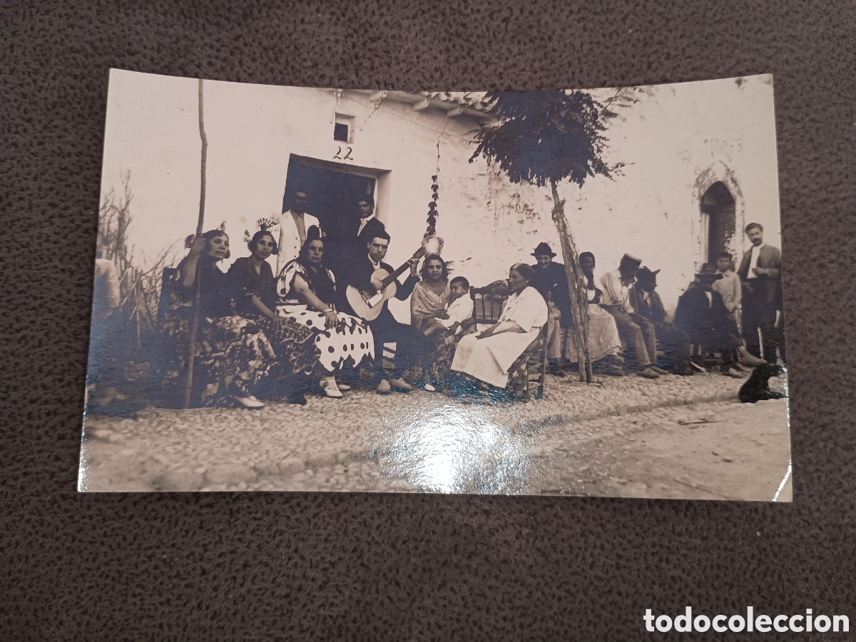 Postales: GRUPO DE PERSONAS SENTADAS EN LA CALLE CON UNA GUITARRA - ANTIGUA TARJETA POSTAL FOTOGR&Aacute;FICA