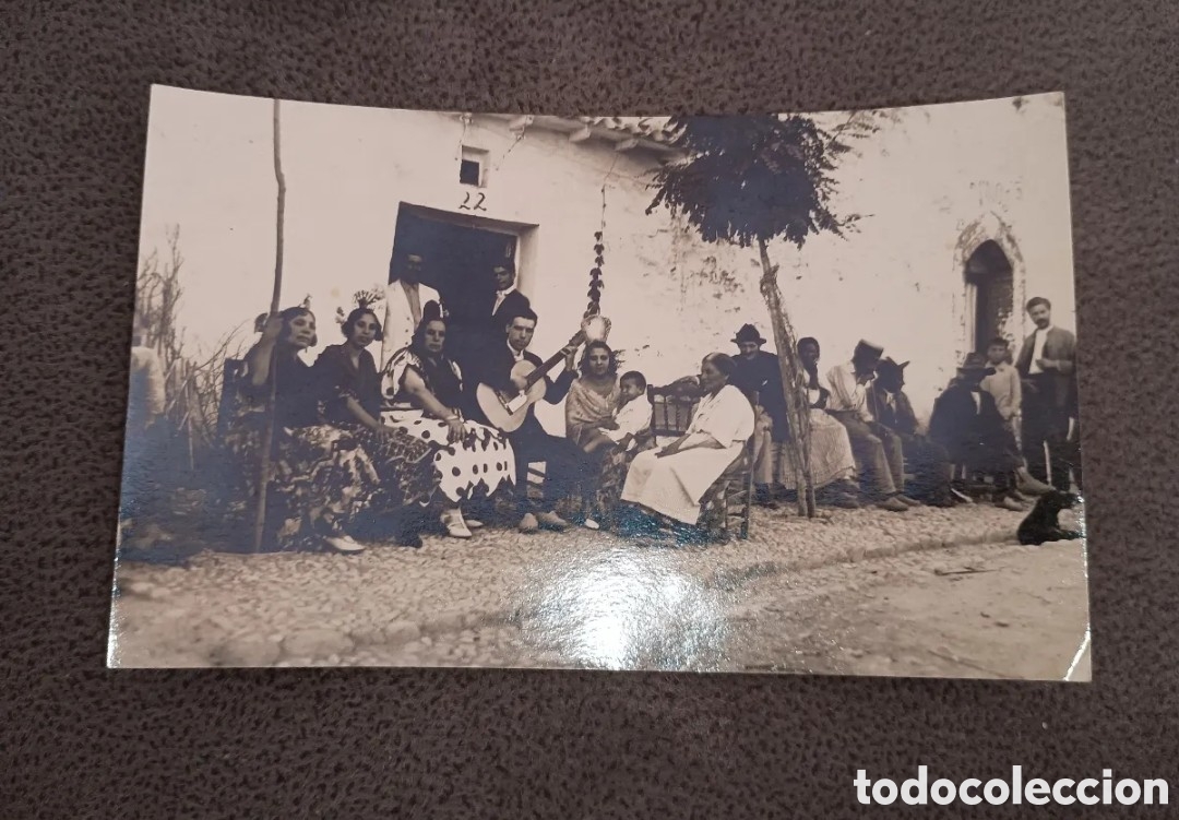 Postales: GRUPO DE PERSONAS SENTADAS EN LA CALLE CON UNA GUITARRA - ANTIGUA TARJETA POSTAL FOTOGR&Aacute;FICA