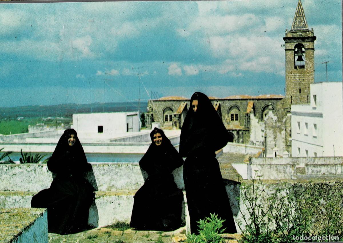 Postales: POSTAL MODERNA DE VEJER DE LA FRONTERA. TRAJES TIPICOS. AL FONDO LA IGLESIA. P-ANVEJ-026