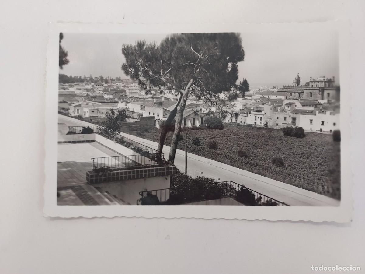 Postales: POSTAL SANLUCAR DE BARRAMEDA VISTA PARCIAL Y PARROQUIA DE SANTO DOMINGO. CIRCULADA 1962. CADIZ