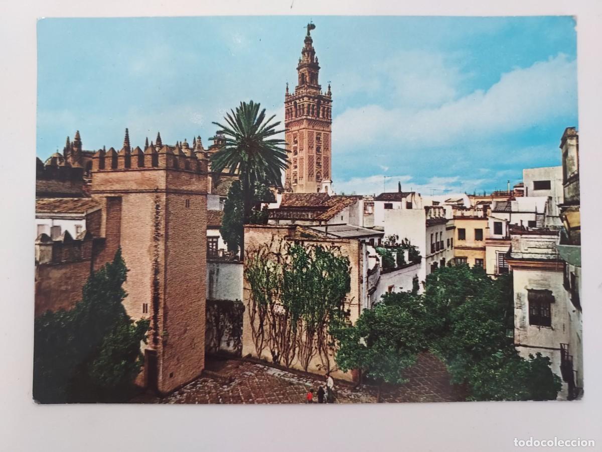 Postales: POSTAL SEVILLA BARRIO DE SANTA CRUZ Y LA GIRALDA AL FONDO. 1969. SIN CIRCULAR