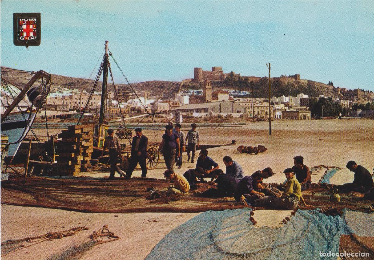 Postales: ALMERIA, VISTA PARCIAL Y PUERTO &ndash; ESCUDO DE ORO N&ordm;1 &ndash; S/C