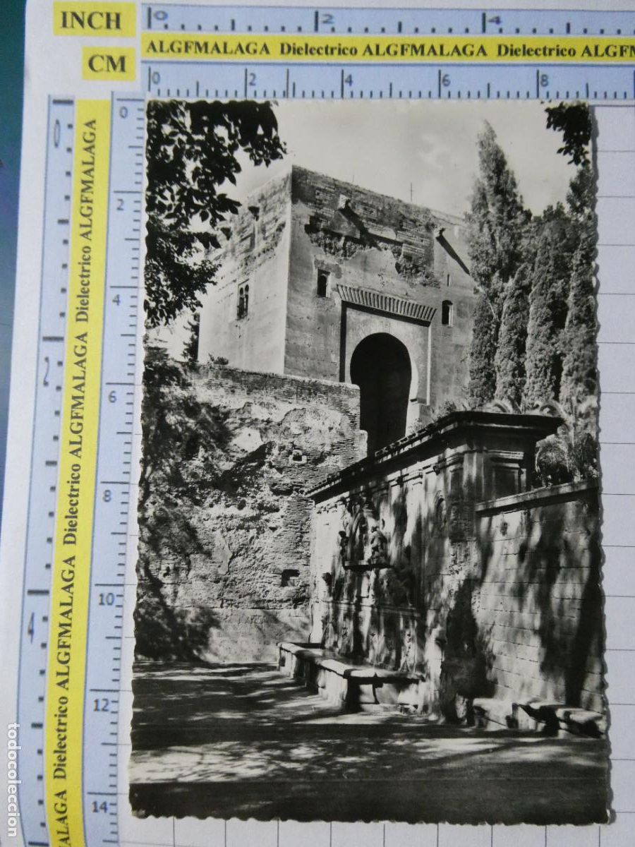Postales: POSTAL DE GRANADA. A&Ntilde;OS 30 50. ALHAMBRA FUENTE CARLOS V Y PUERTA DE LA JUSTICIA 21 HELIOTIPIA. 980