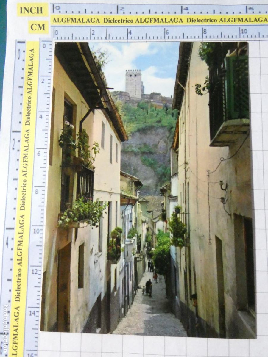 Postales: POSTAL DE GRANADA. A&Ntilde;O 1963. CALLE T&Iacute;PICA AL FONDO ALHAMBRA. 49 ZERKOWITZ. 2240