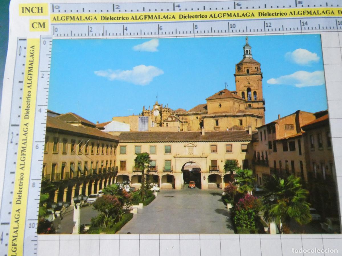 Postales: POSTAL DE GRANADA. A&Ntilde;O 1981 GUADIX PLAZA DE LAS PALOMAS AL FONDO CATEDRAL 20 ARRIBAS. 2252